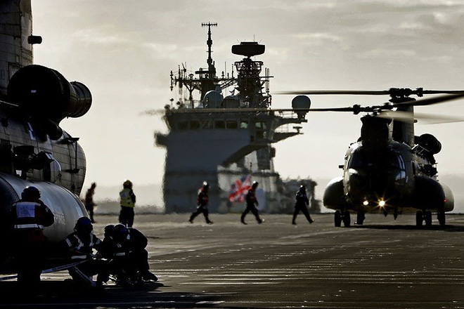 Tàu sân bay mạnh nhất hải quân Anh ra khơi với máy bay quân sự